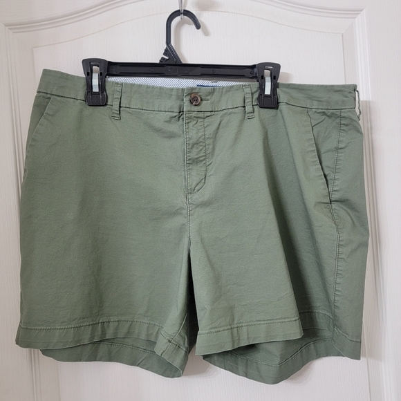 Old Navy Size 16 Olive / Army Green Everyday Short, 5" Inseam, Exc. Used Cond. - Picture 1 of 10